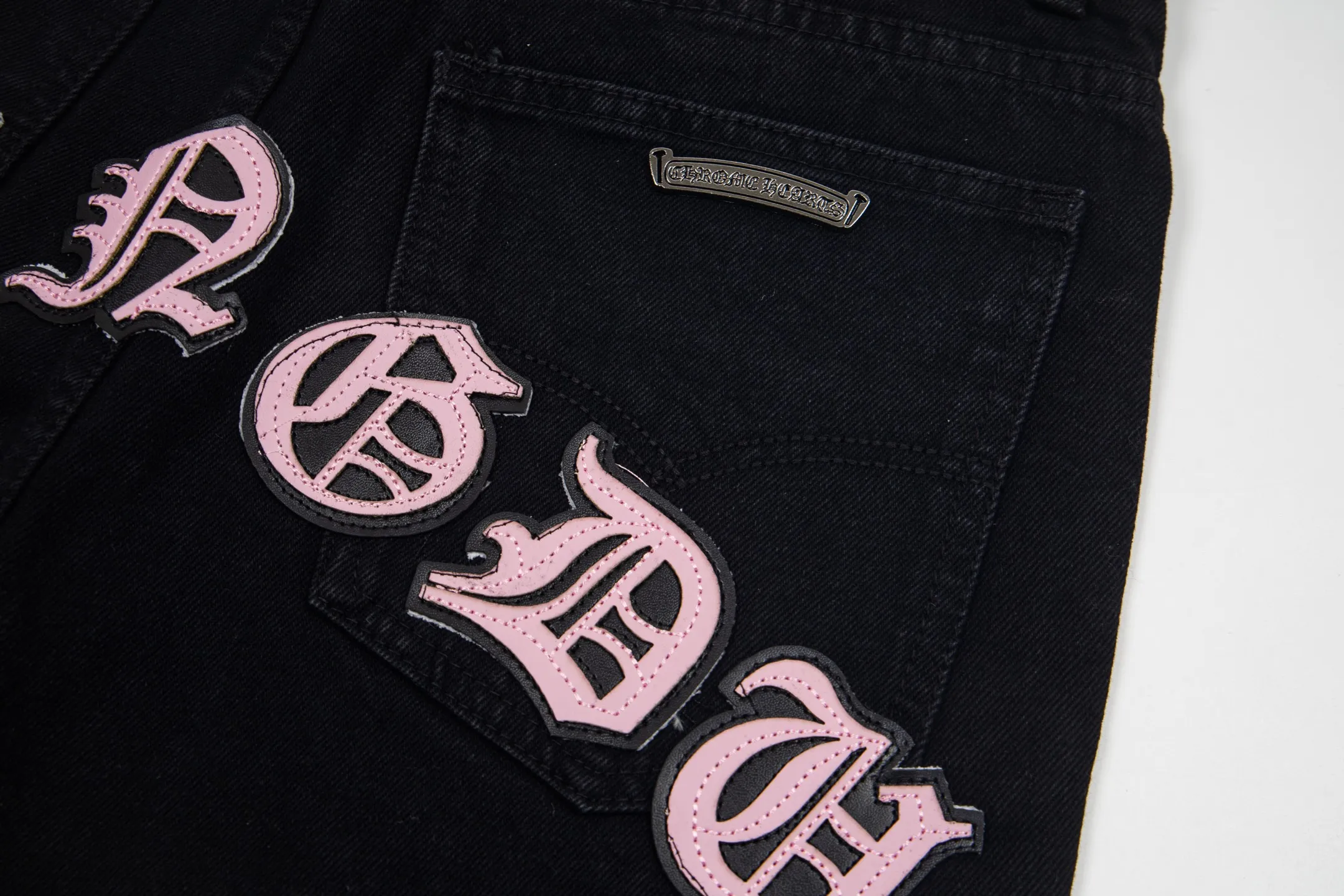 P260 Chrome Hearts Black Pants Sanskrit Black Pink Multi-Leather Jeans CH jeans need to be washed after the finished product is disassembled and then hand-stitched with sheepskin cross leather and then spliced ​​together to complete. The whole piece has too many craftsmanship to explain, patchwork cross flower embellishment, high-waisted washed jeans! ! Absolutely high-end luxury products, god-level single products and super popular products, made with top heavy industry, a must-see magic weapon. Customized hardware. The fabric is thick and soft after washing. It has good breathability. Customized small leather label. Unique design. The details are simple and elegant, and the workmanship is exquisite. The entire trousers are neatly routed and the details are in place! It’s so cool that both men and women can easily control the genderless trend! Style number: 1871# Color: black Size: 28 30 32 34